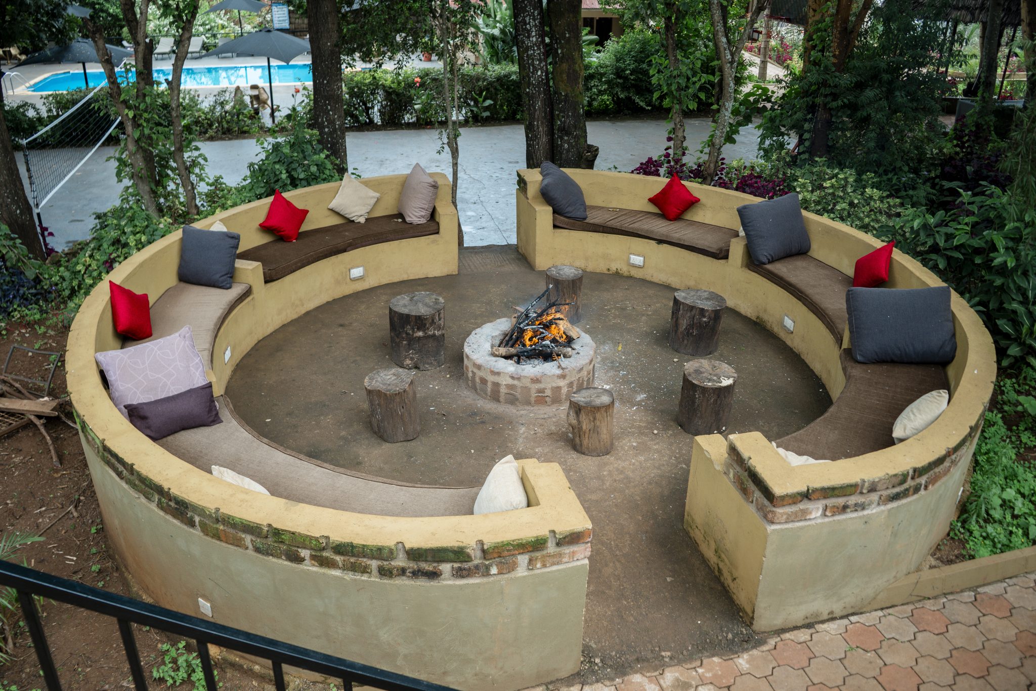 Eileen's-Tree-Inn-outdoor-fireplace