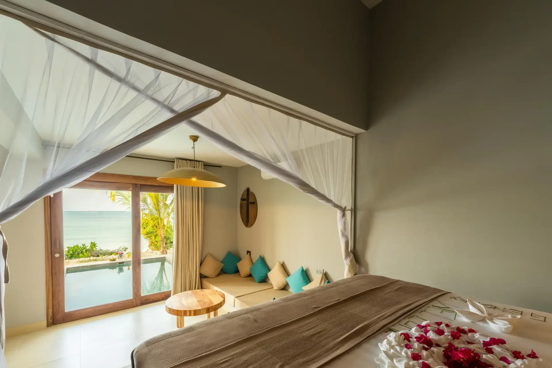 legendary-zanzibar-beach-resort-beach-front-suite-bed