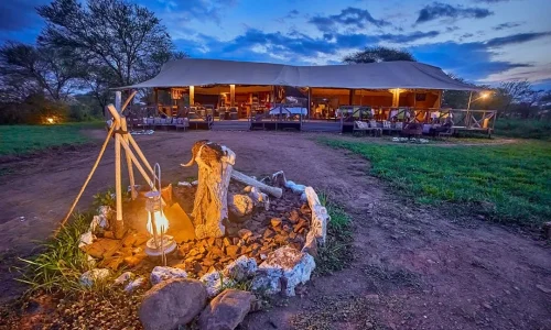 Pamoja-Serengeti-Luxury-Camp-outdoor-fireplace