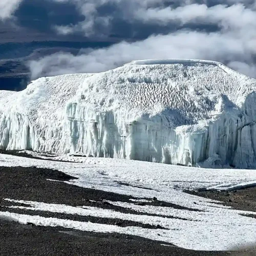 kilimanjaro-climbing-with-Chinese-speaking-guide.webp