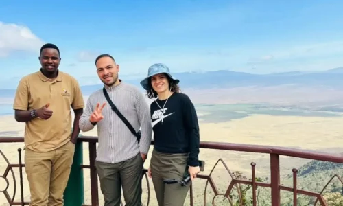kiwoito-guide-talking-with-guests-during-game-drive