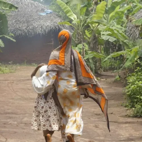 zanzibar-mother-daughter-walking-village-tour